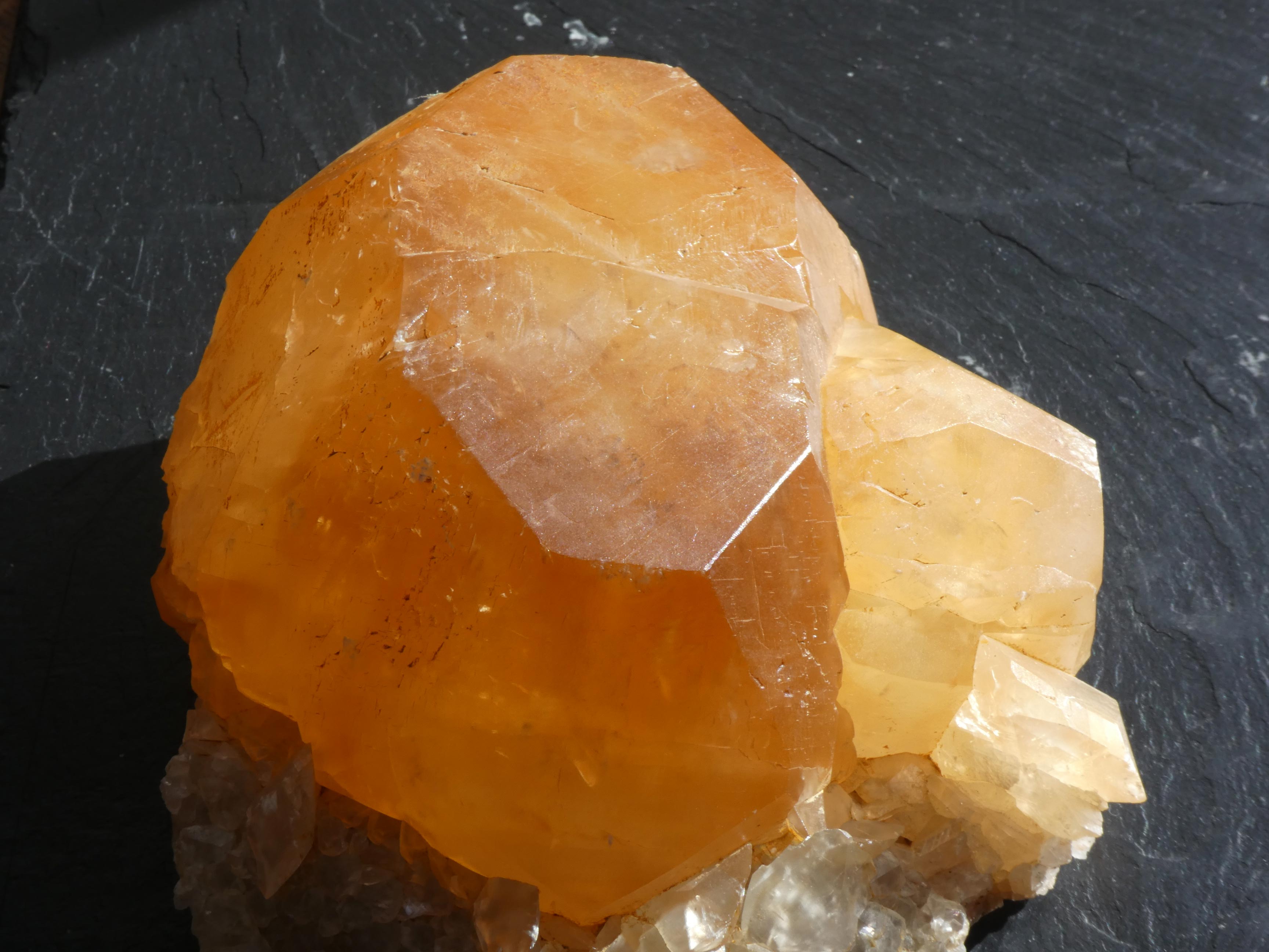 Minéral Calcite miel, Mont-Marchienne, Belgique