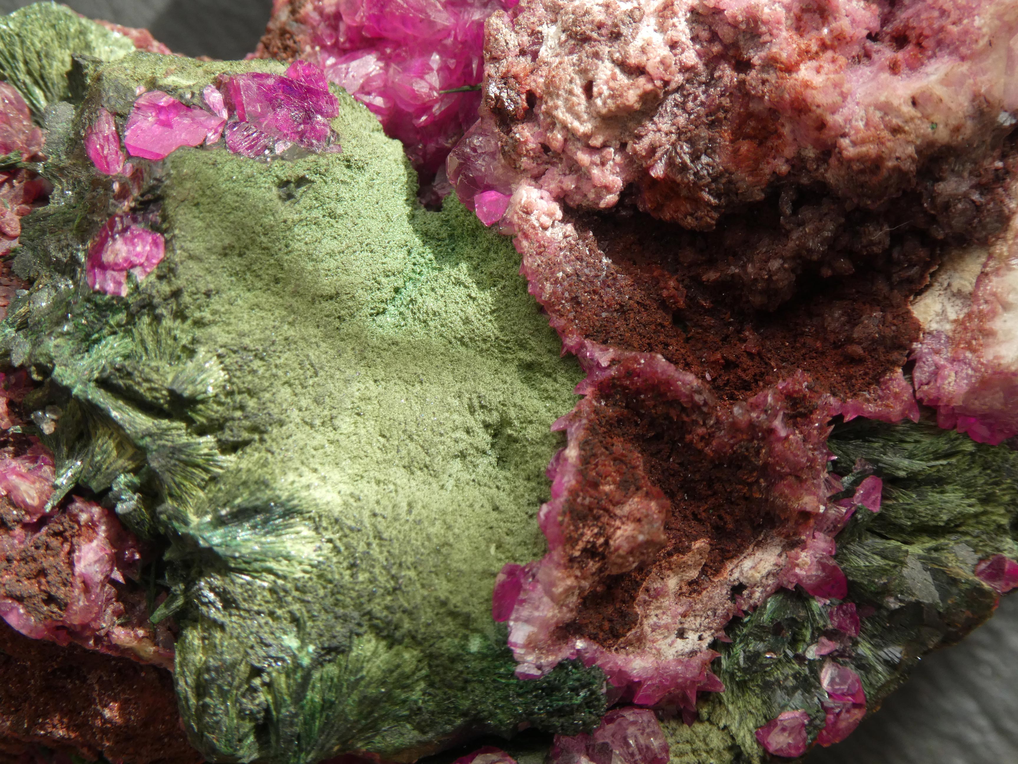 Minéral Kolwésite fibro-radiée (verte) sur Calcite-cobaltifère (rose), Philippe Thiran 